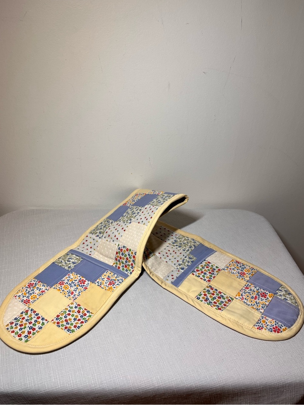 Handmade cotton patchwork floral double Oven Mitts
New
Country
